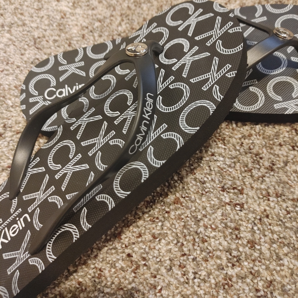 Nwot Women's 7/8 Calvin Klein flip Flops - Picture 2 of 3